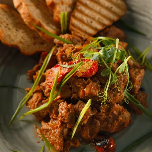 Тушеное мясо с вялеными томатами